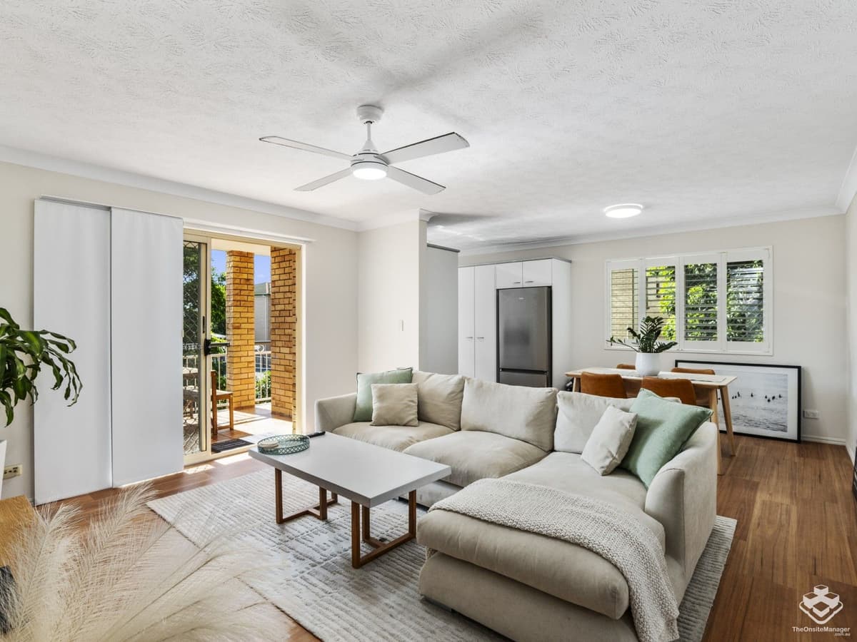 4/10 Macaulay Street, Coorparoo