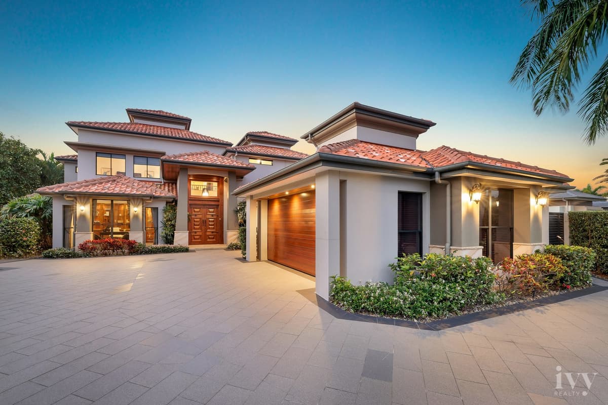 2204 Taromeo Court, Hope Island