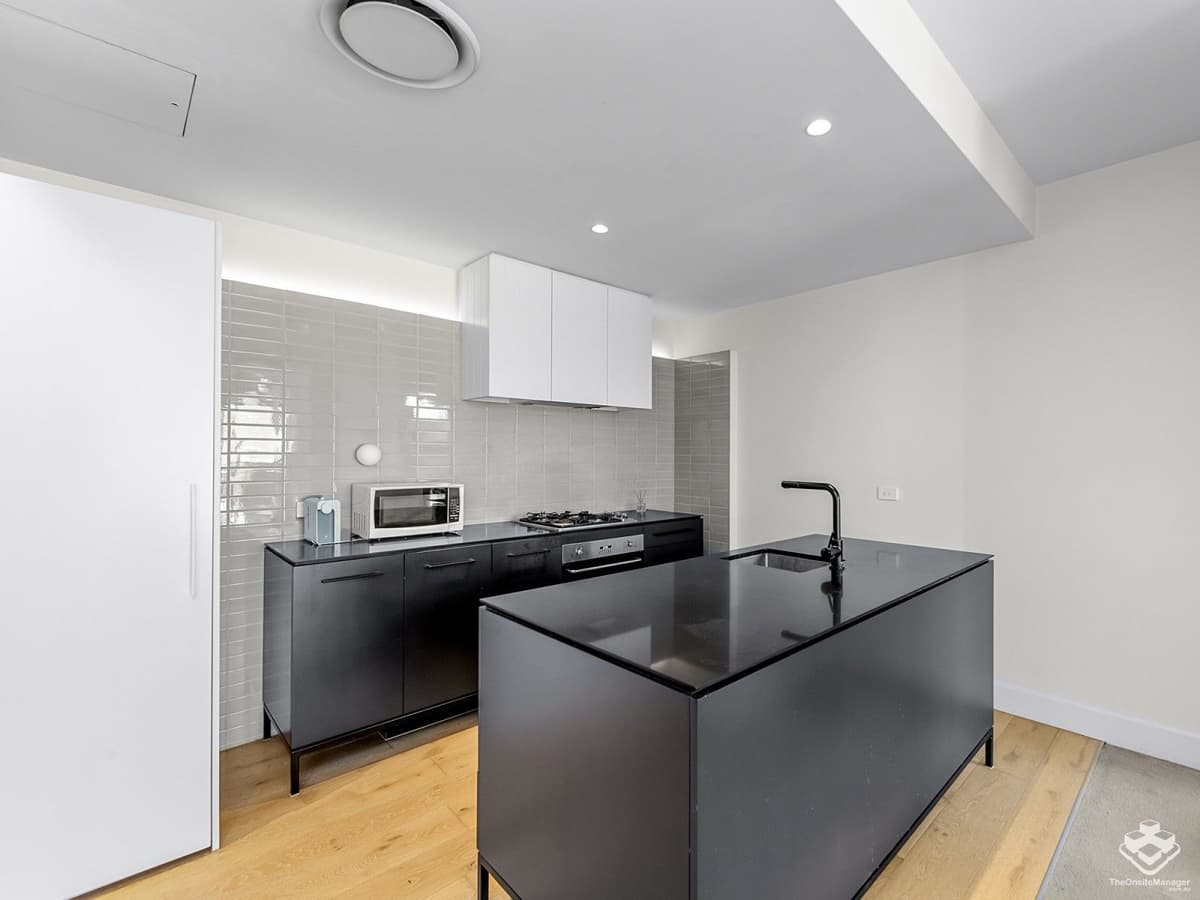 8 Bank Street, West End