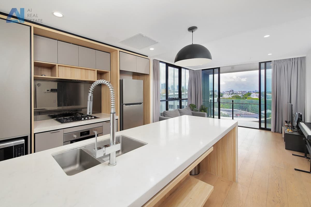 703/17 Deshon Street, Woolloongabba
