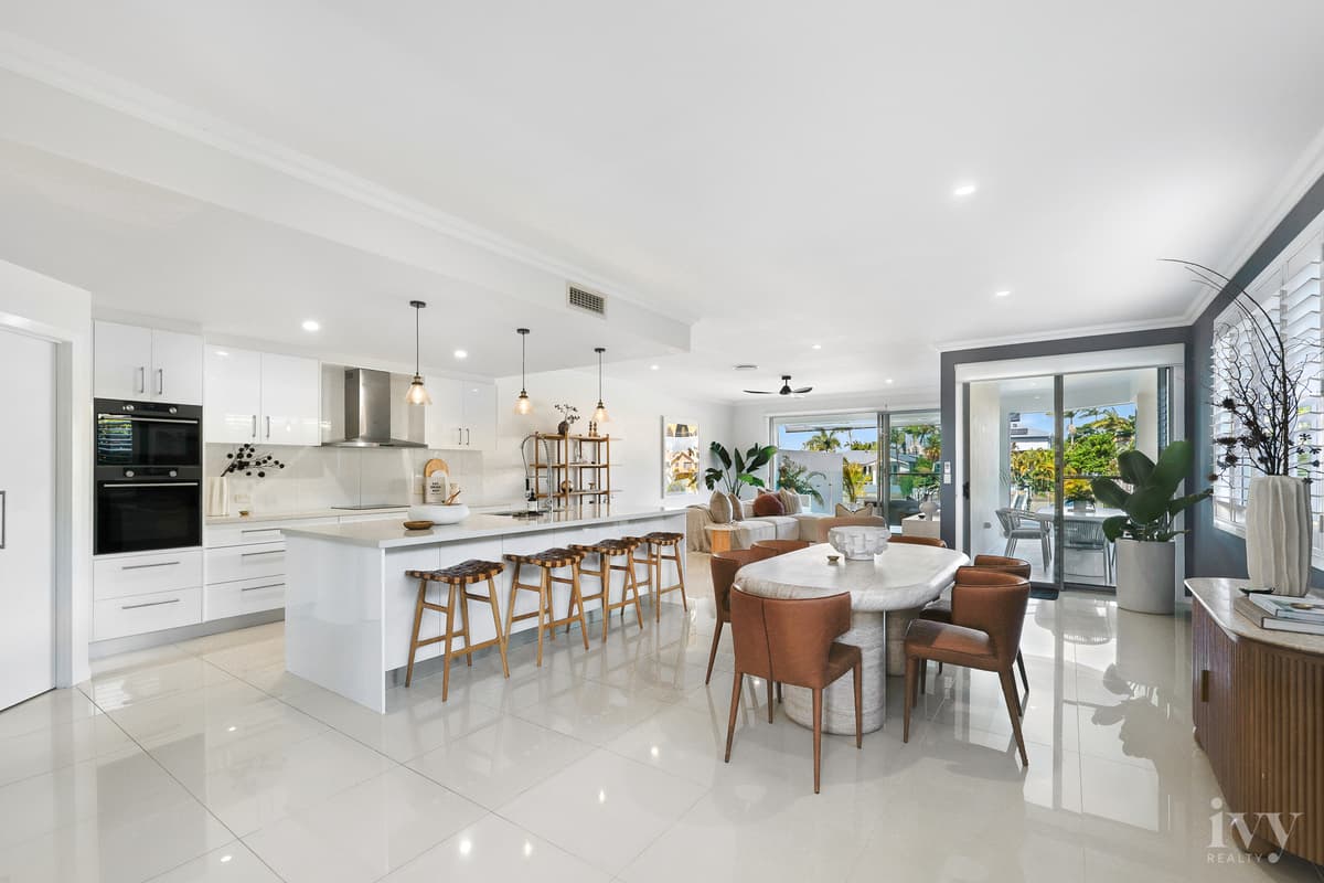 2/107 Bayview Street, Runaway Bay