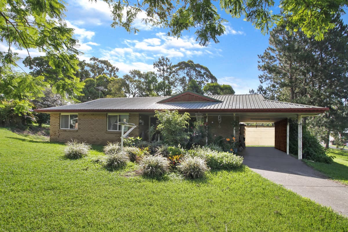 15 Lemontree Dr, Macleay Island