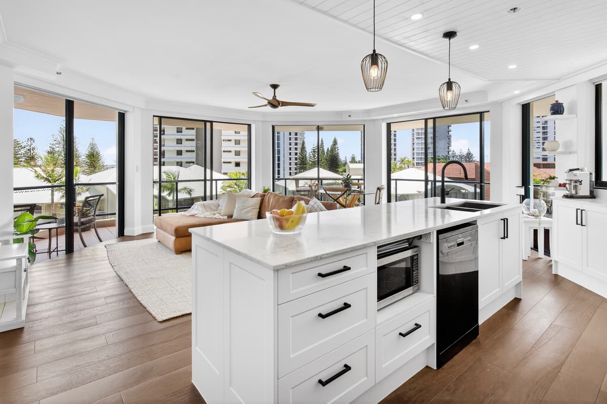 13/22 Montgomery Avenue, Main Beach