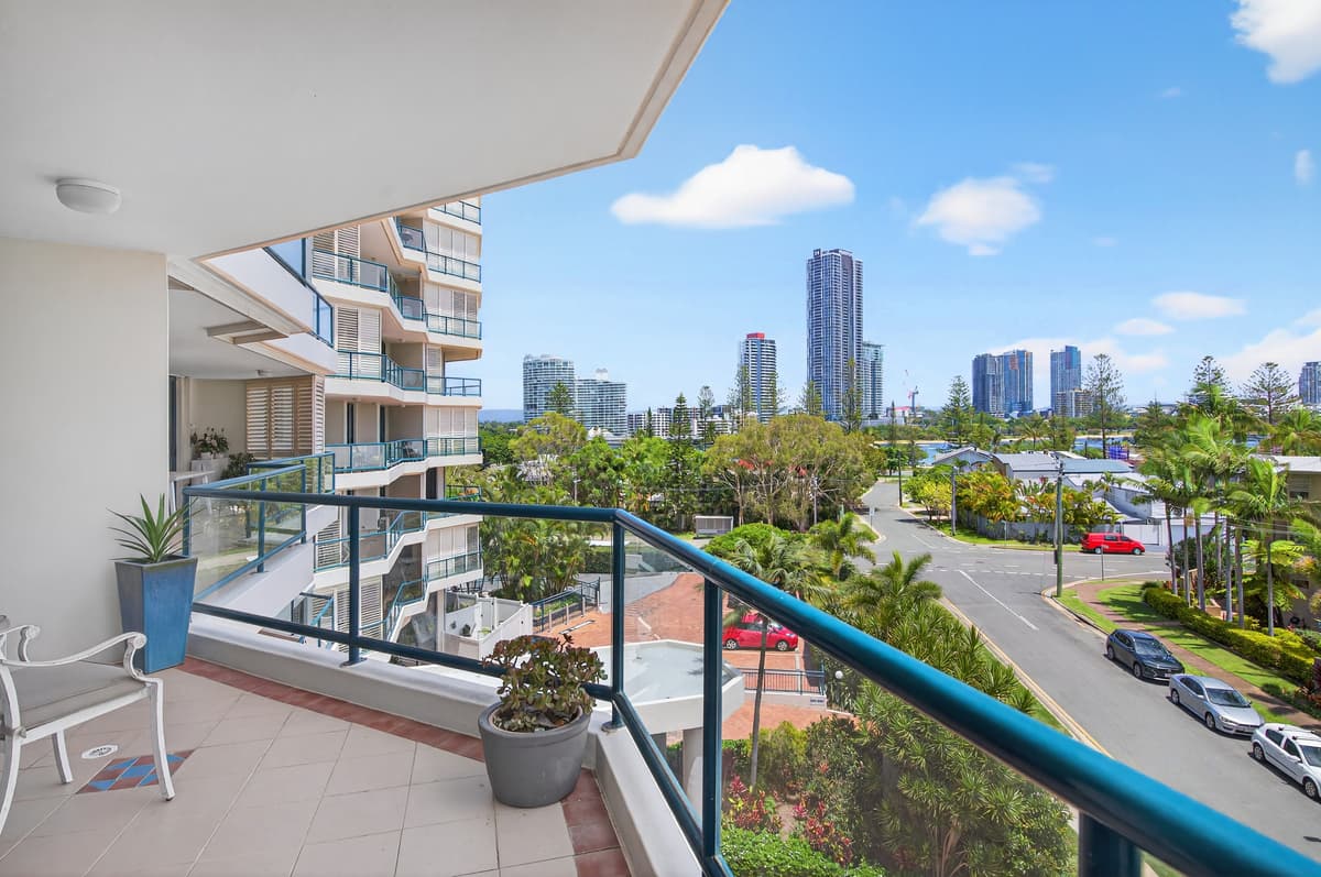 13/22 Montgomery Avenue, Main Beach