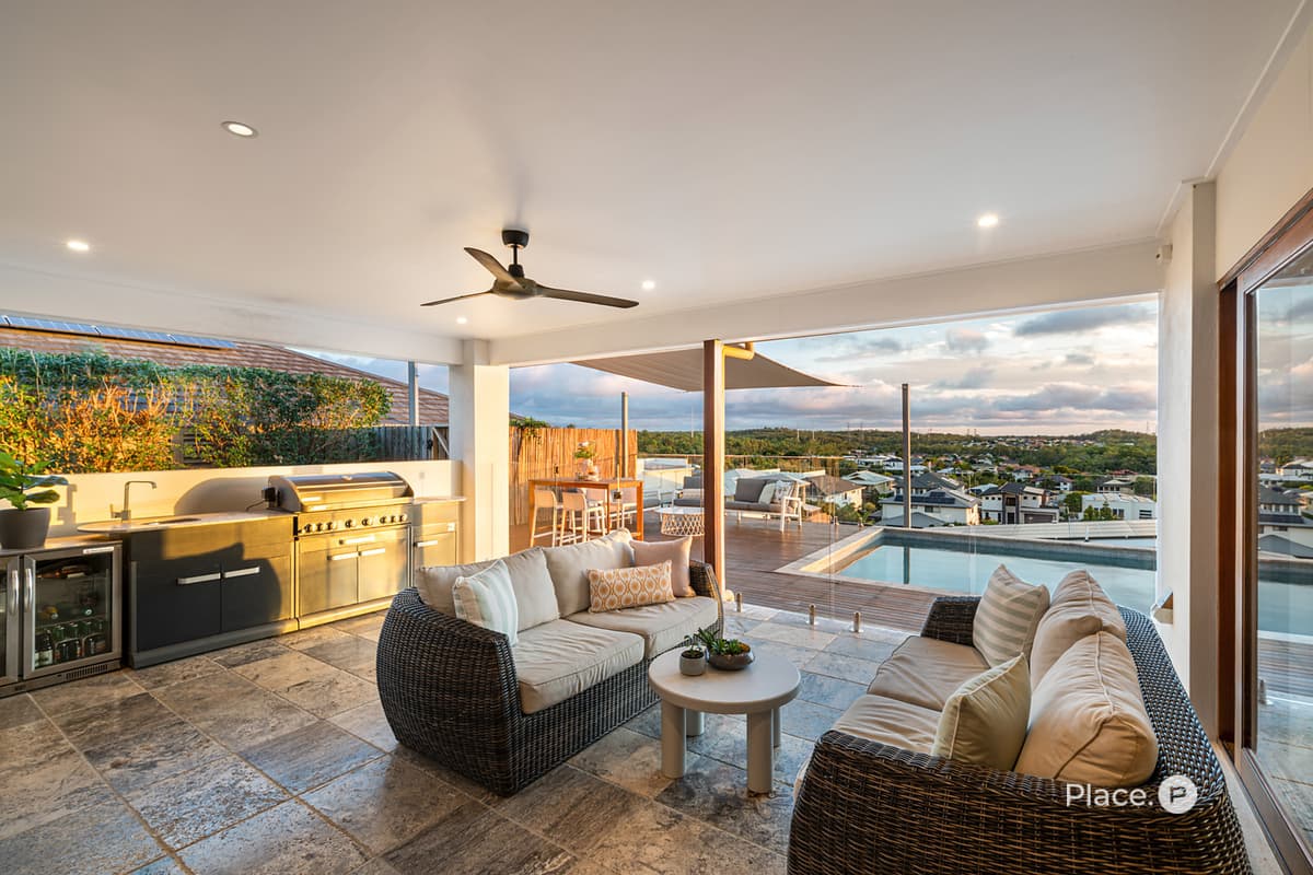 15 Linacre Crescent, Carindale