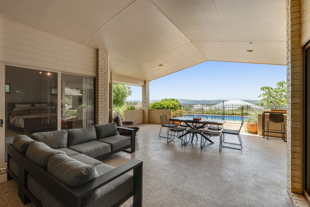 6 John Court, Cotswold Hills