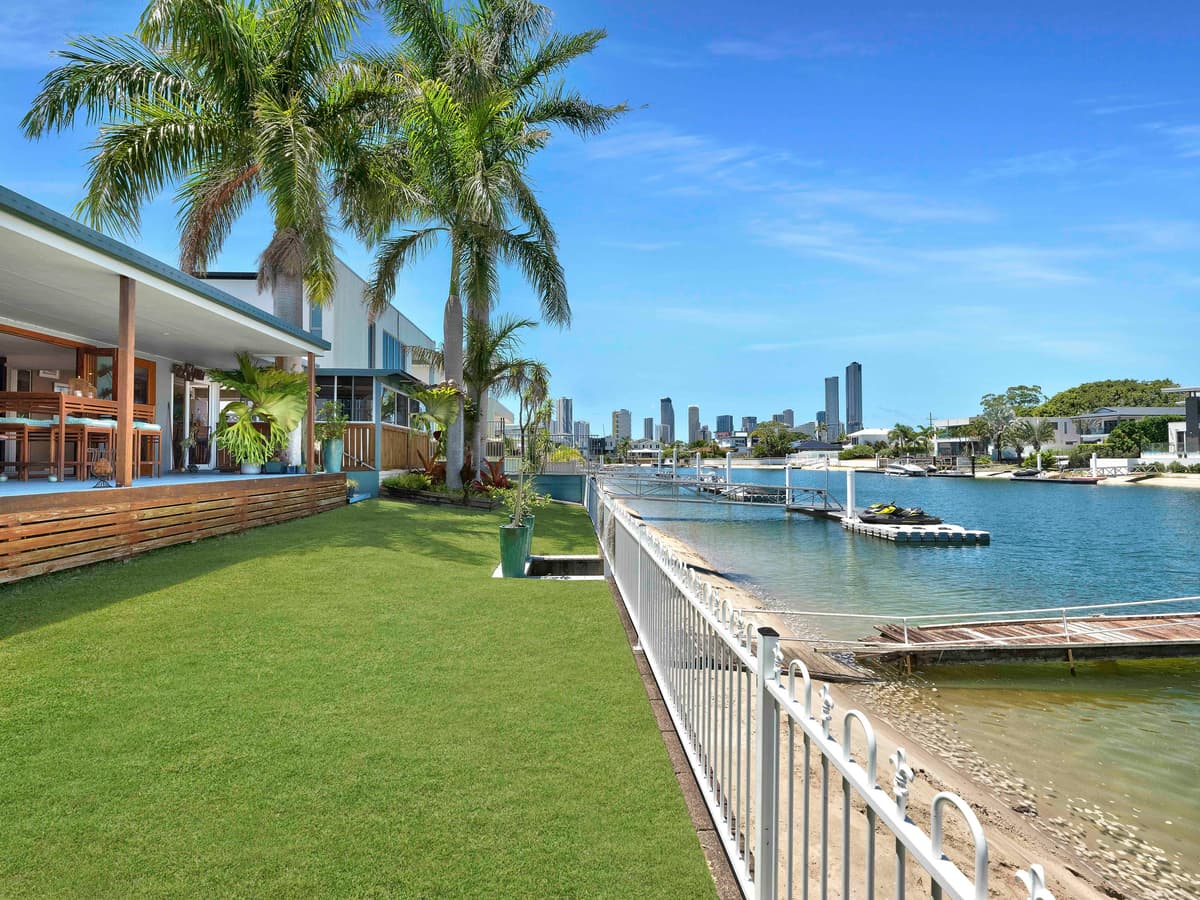 8 Grant Place, Broadbeach Waters