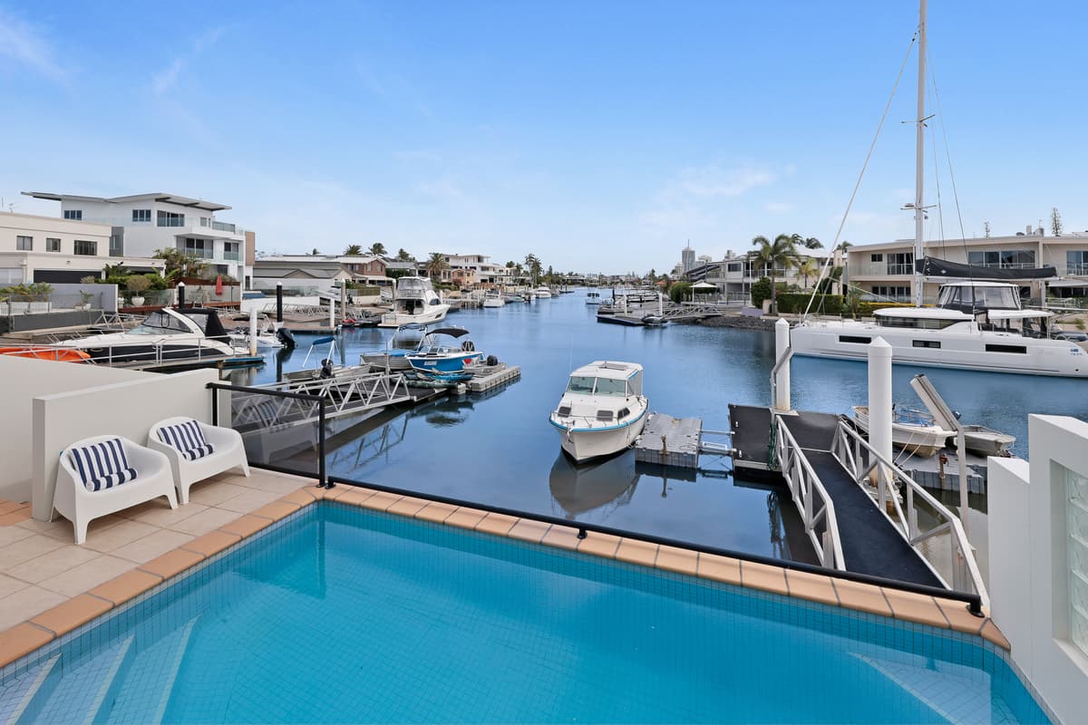 1/6 Runaway Bay Avenue, Runaway Bay