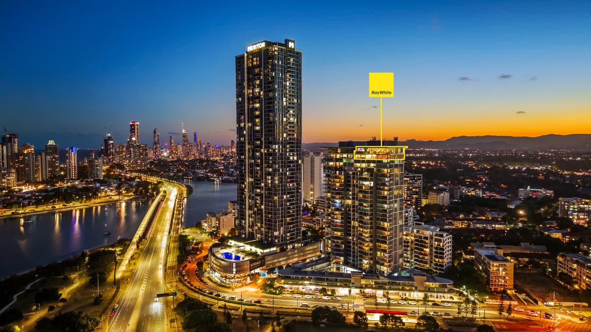 3301/1 Como Crescent, Southport