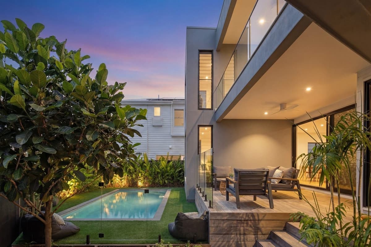 8 Egret Avenue, Burleigh Waters