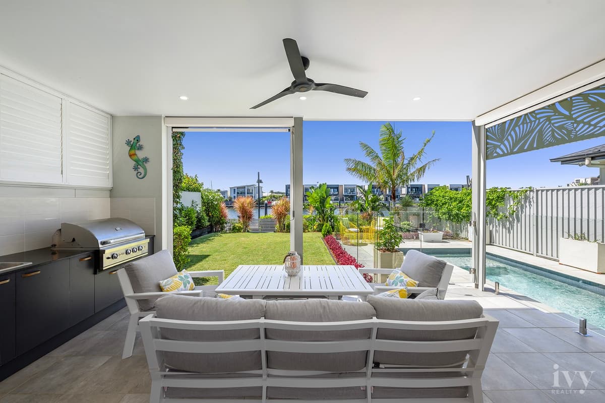15 Waters Close, Hope Island