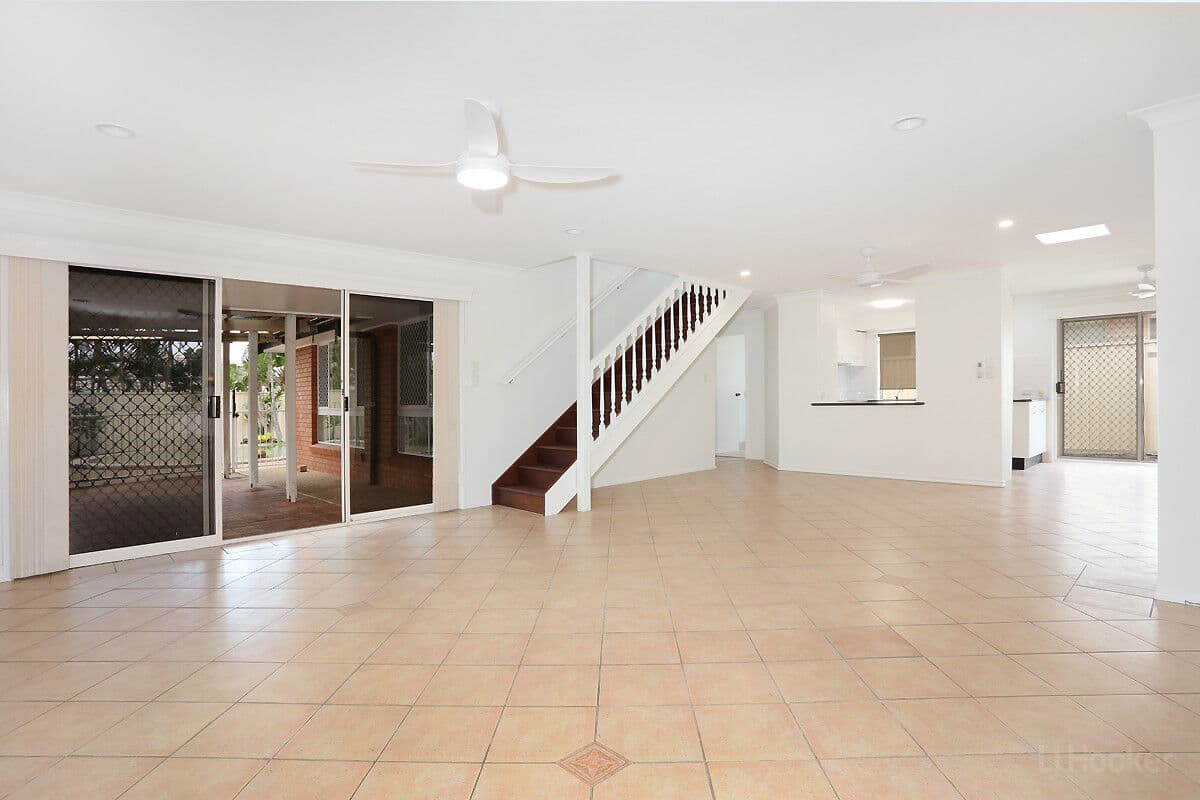 157 Paradise Parade, Hollywell