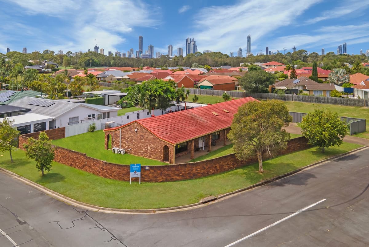 30 Collins Crescent, Benowa