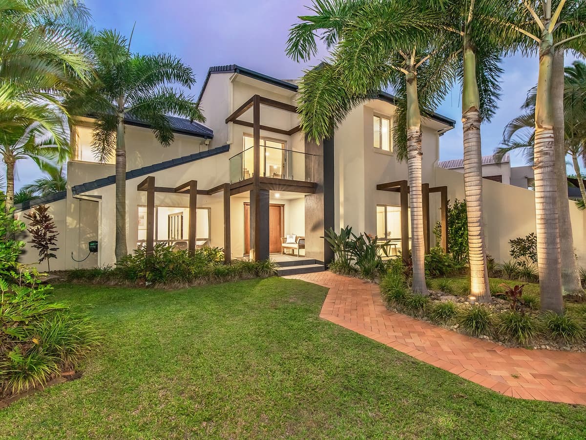 10 San Simeon Drive, Clear Island Waters