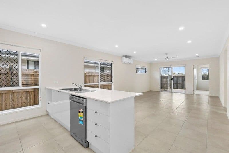 4 Howe Circuit, Logan Reserve