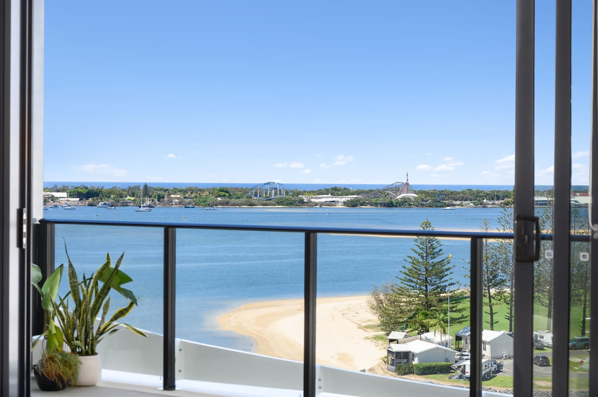 1006/180 Marine Parade, Labrador