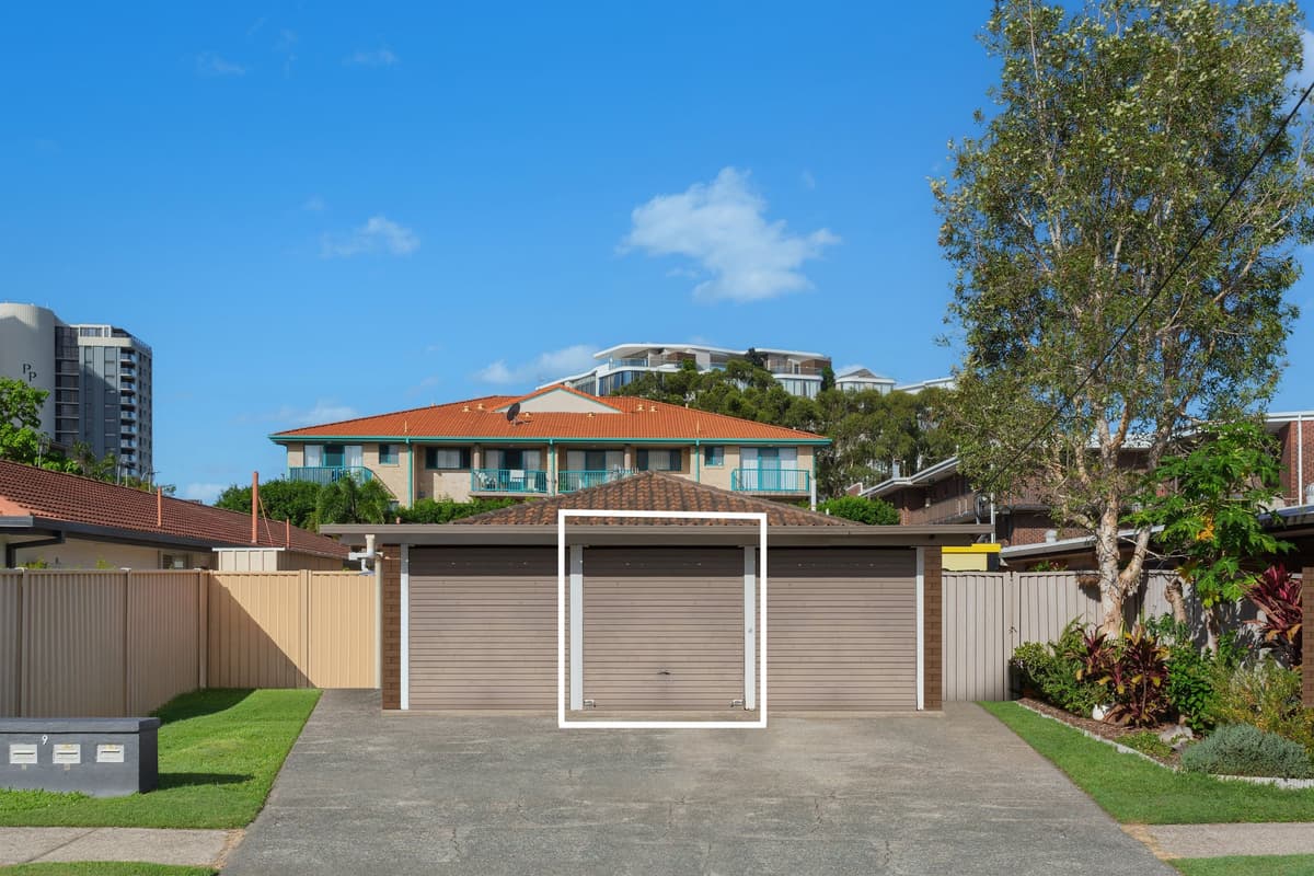 2/9 Molucca Avenue, Palm Beach