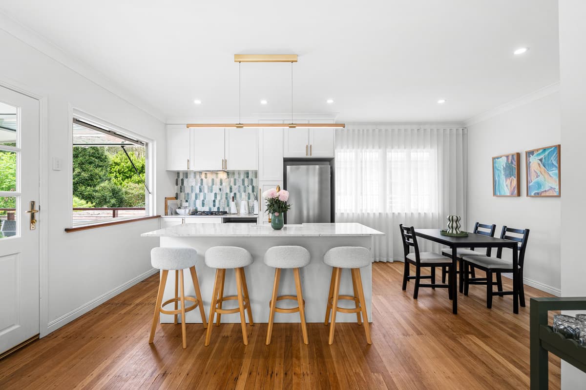 1104 Logan Road, Holland Park West