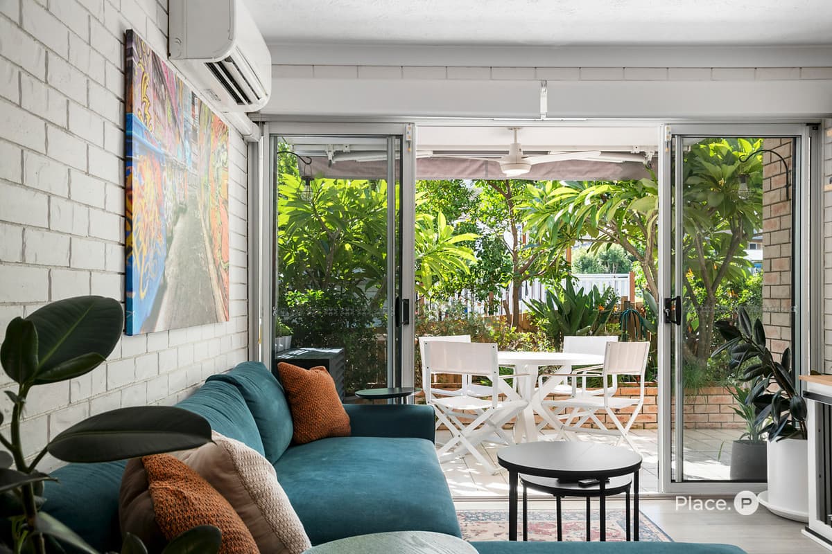 2/11 Baragoola Street, Coorparoo