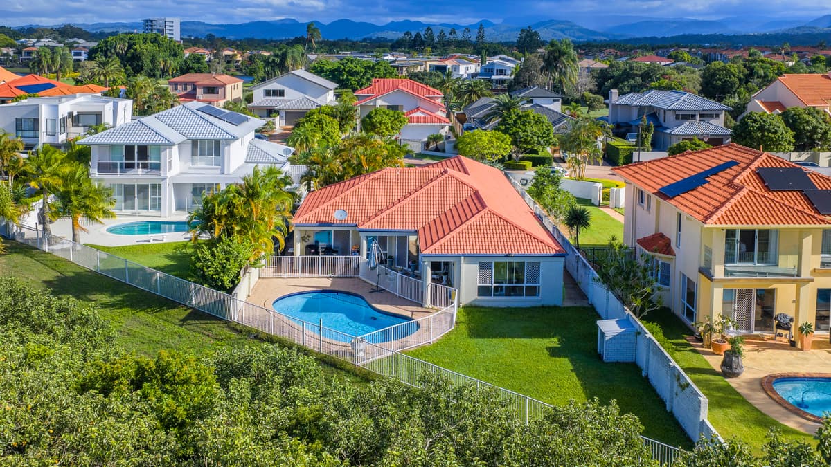 18 Meadowlake Drive, Carrara