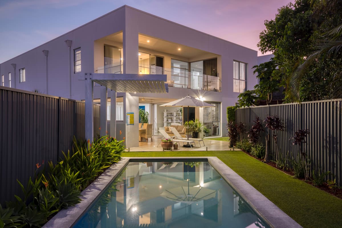 1A Grant Place, Broadbeach Waters