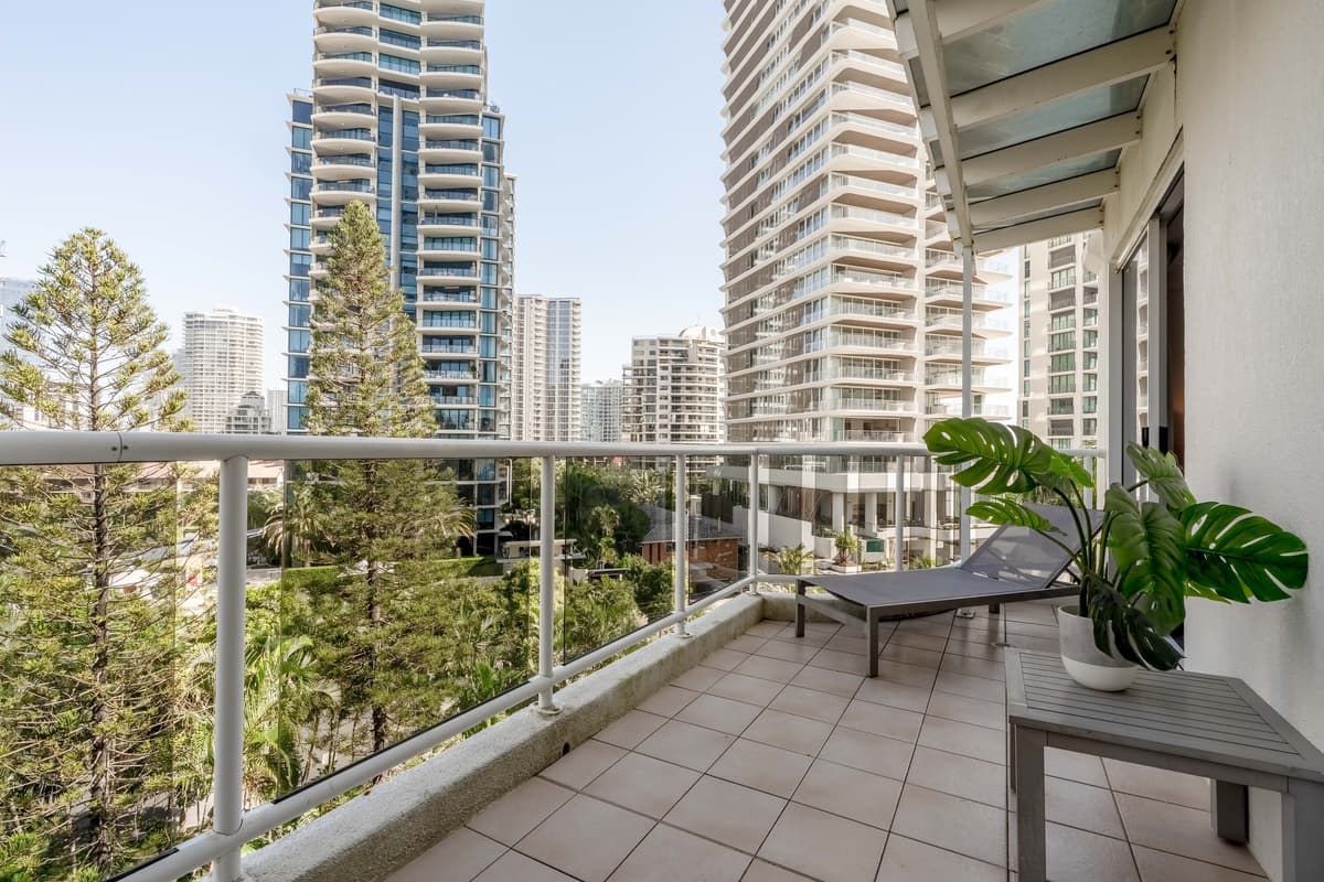 21/1-9 Hughes Avenue, Main Beach