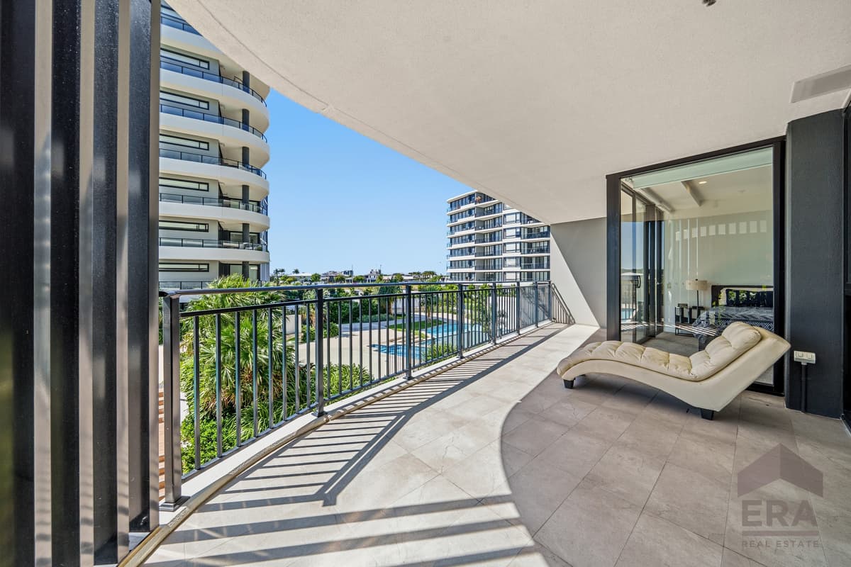 1210/10 Sickle Avenue, Hope Island