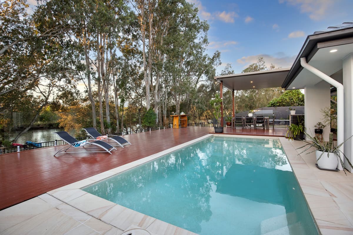 16 Waterside Esplanade, Helensvale