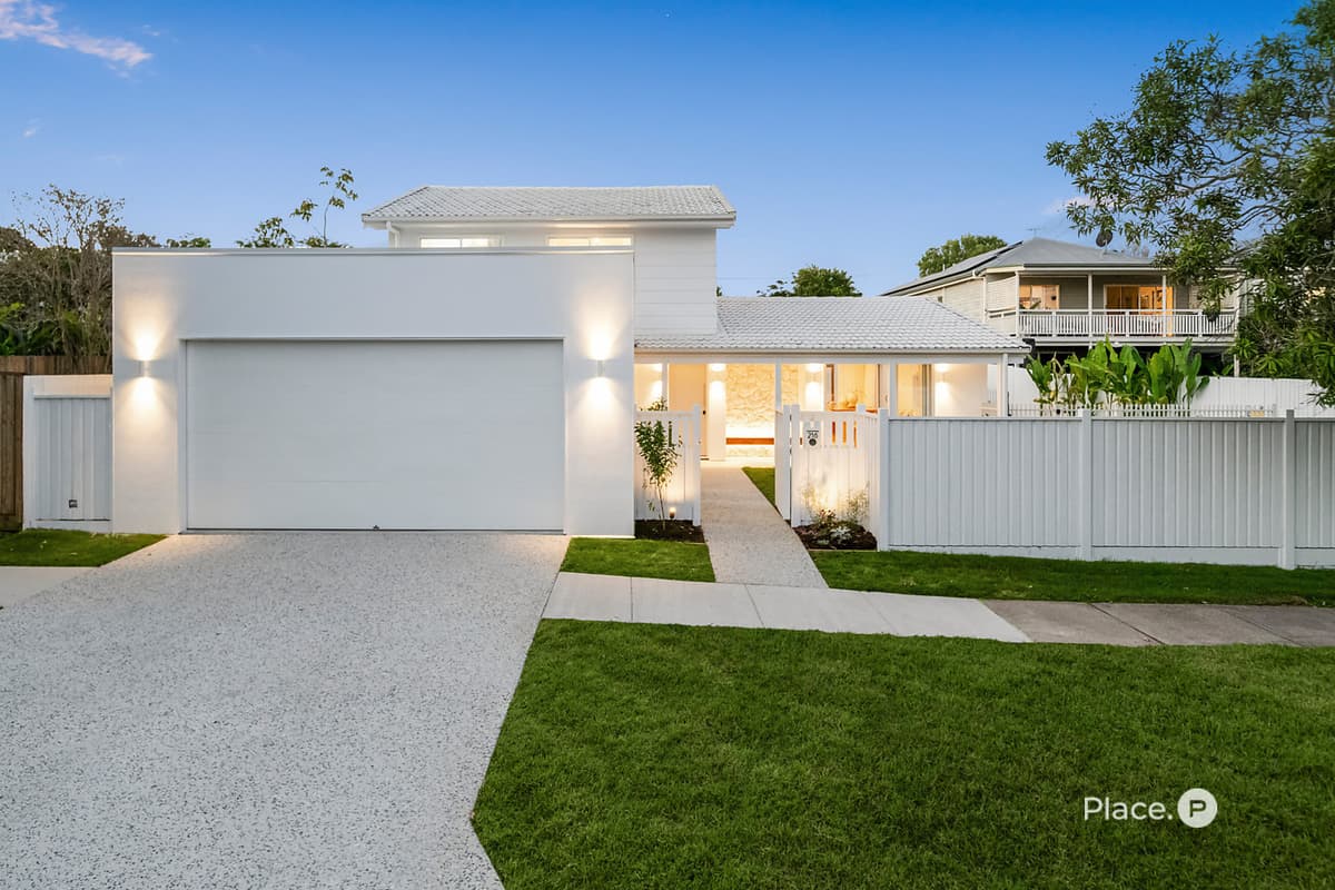 216 Long Street East, Graceville