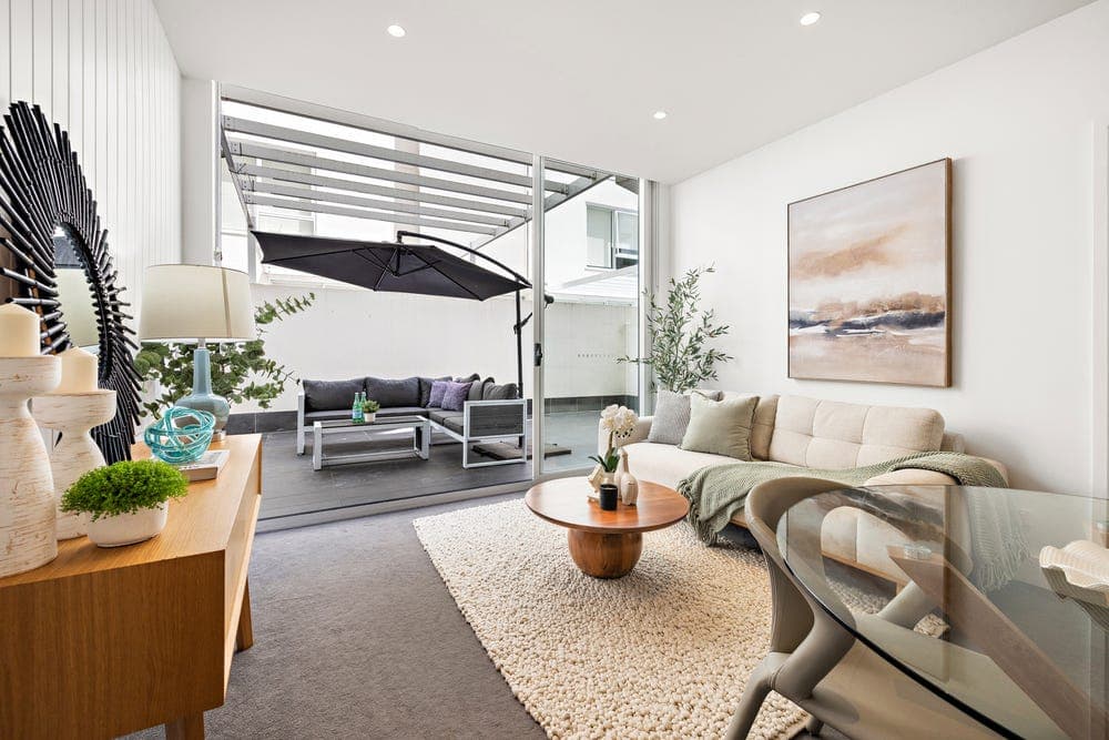 112/8 BANK STREET, West End