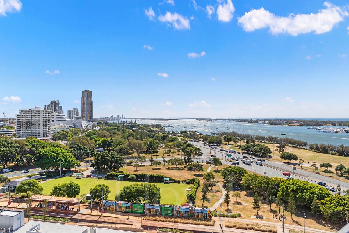 1102/2 Como Crescent, Southport